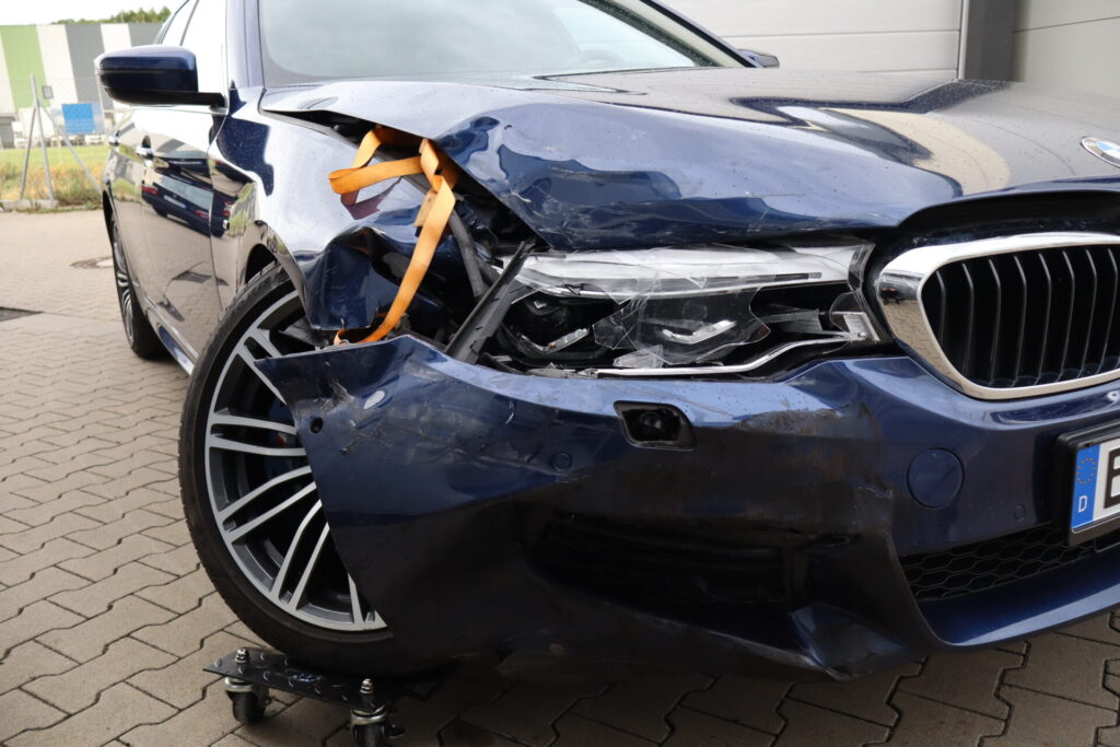 Kfz-Gutachter Nürnberg – Totalschaden an einem BMW nach Frontalunfall