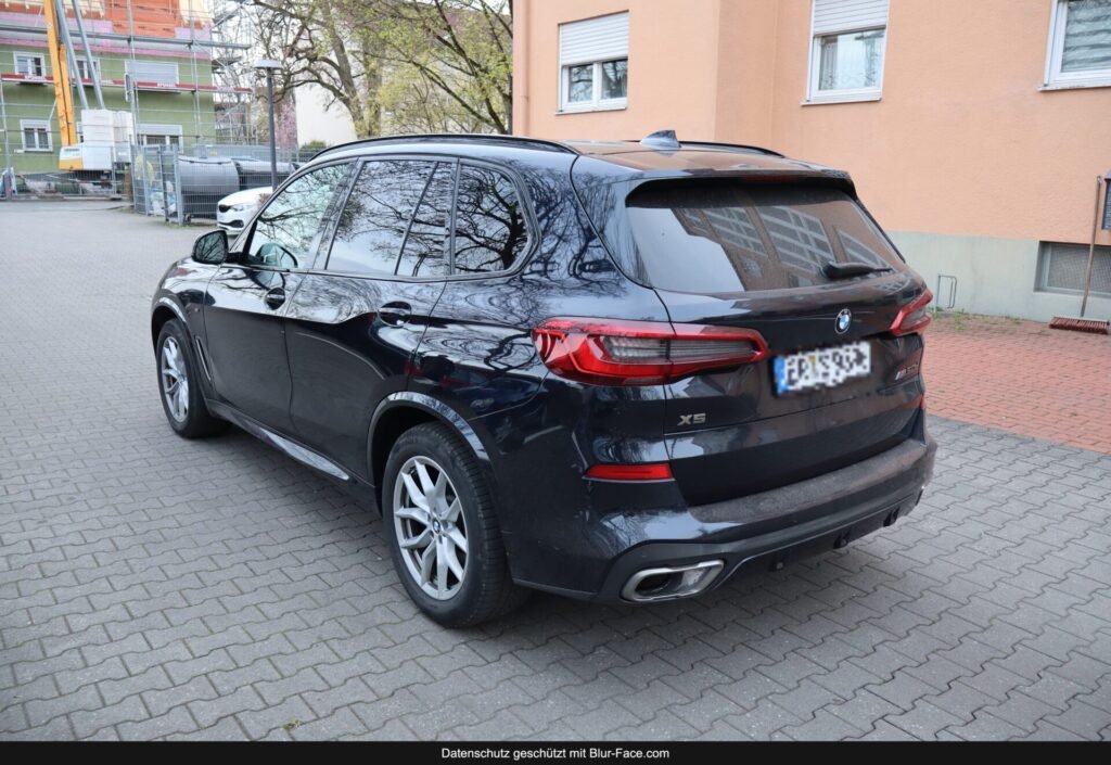 Kfz-Gutachter Ansbach – Schwarzer BMW X5 bei der Fahrzeugbegutachtung